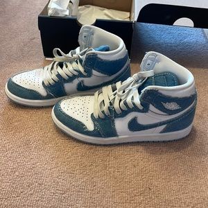 Nike Jordan 1 Mid SE girls- very good condition. Barely worn. See photos